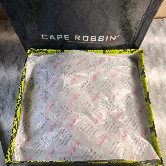 Women's Boots Cape Robbin Yuri Grey Booties buckles straps w/studs Sz 8 - Picture 9 of 11